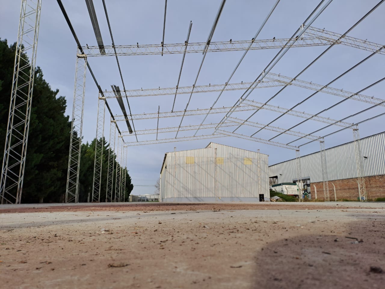 Carpinteros de aluminio de la vieja escuela suman metros cuadrados en Roldán